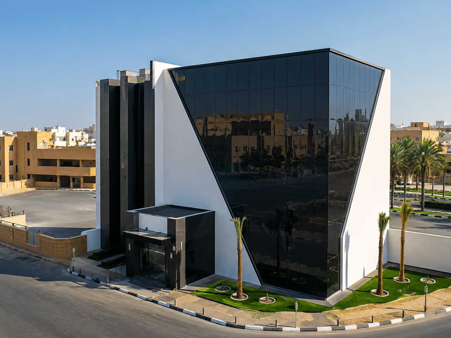 مبنى إداري بواجهة زجاجية هندسية
