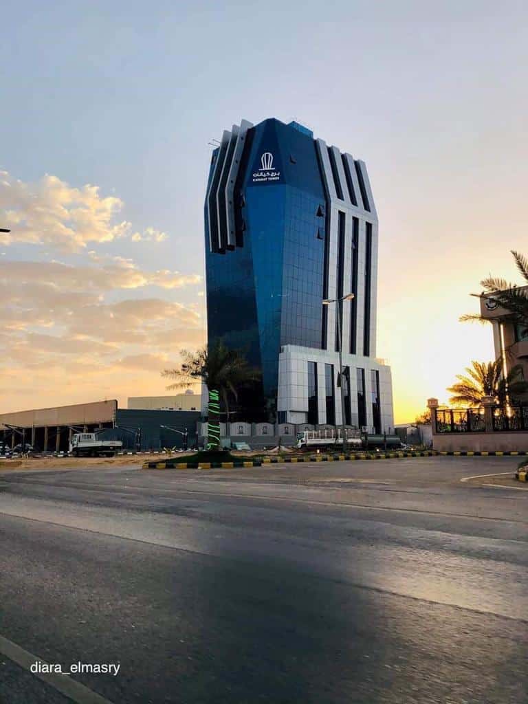 واجهة زجاجية لبرج مكتبي في الرياض